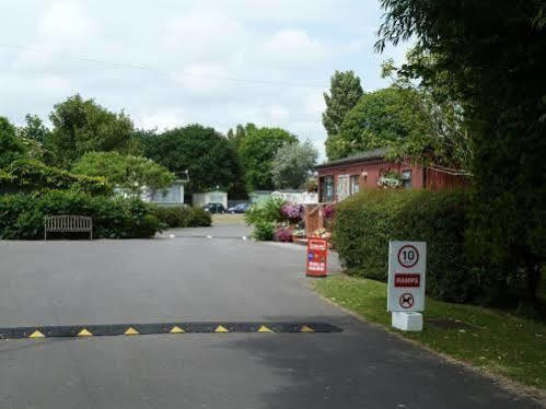 Merston Copthorne Caravans酒店 外观 照片